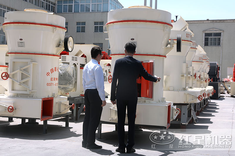 用戶來廠家參觀雷蒙磨粉機(jī)