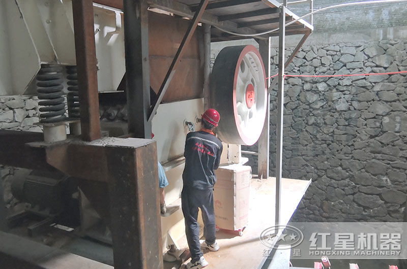 紅星售后技術人員到現(xiàn)場維護