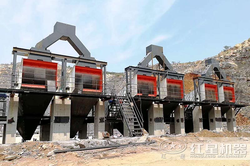 大型砂石生產(chǎn)線篩分機作業(yè)現(xiàn)場