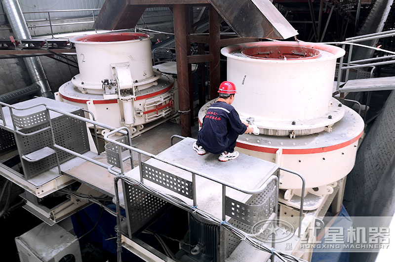 紅星機器售后團隊到現(xiàn)場維護與保養(yǎng)