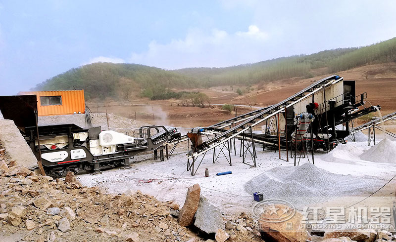 移動巖石破碎機現(xiàn)場