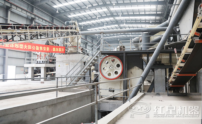 顎式破石機(jī)現(xiàn)場(chǎng)