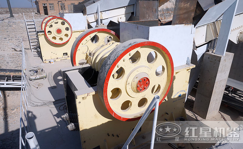 顎式破碎機現(xiàn)場