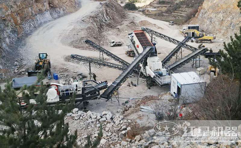 移動(dòng)砂石破碎機(jī)作業(yè)