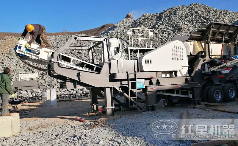 移動(dòng)破碎機(jī)處理建筑垃圾現(xiàn)場(chǎng)