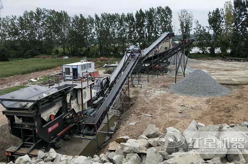 時產(chǎn)400噸移動顎式破碎機現(xiàn)場