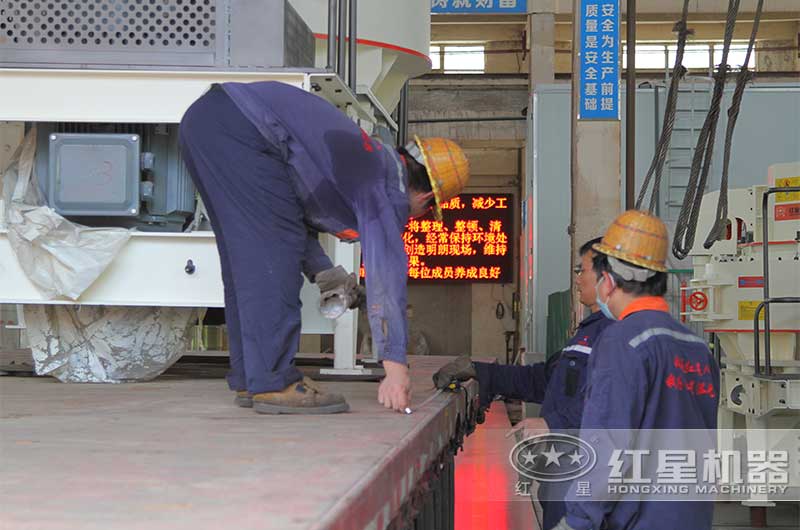 紅星工作人員裝車(chē)前測(cè)量距離