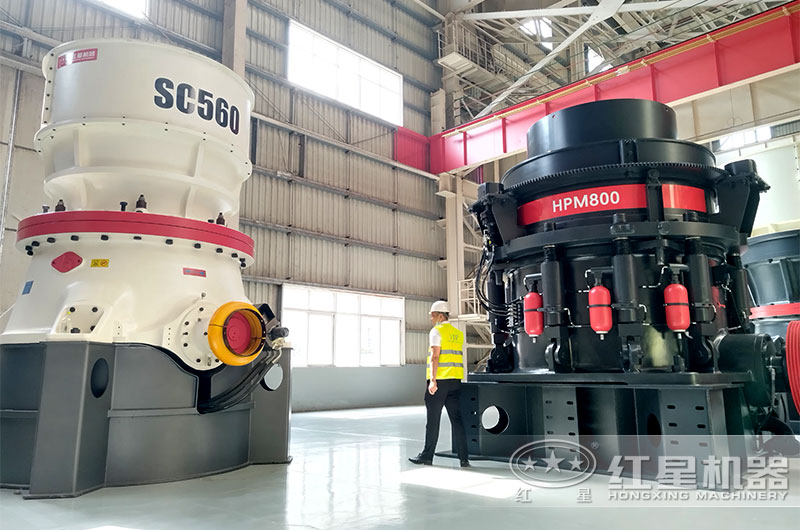 客戶來廠參考大型圓錐碎石機(jī)