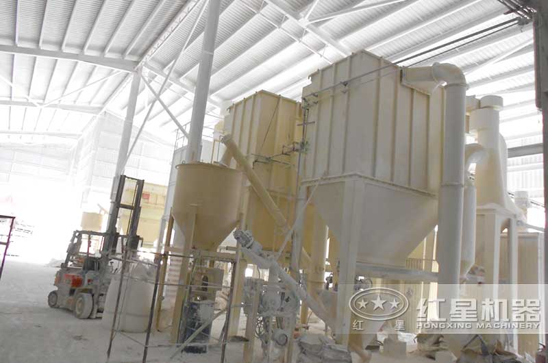 白云石磨粉作業(yè)現(xiàn)場 白云石磨粉作業(yè)現(xiàn)場