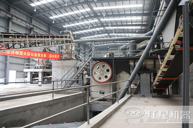 顎式破碎機(jī)現(xiàn)場(chǎng)