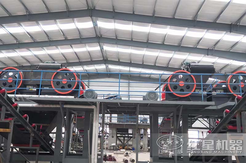 4臺(tái)細(xì)顎破巖石破碎機(jī)現(xiàn)場(chǎng)