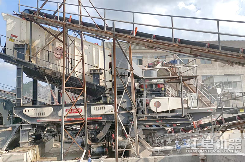 移動(dòng)圓錐式破碎機(jī)現(xiàn)場(chǎng)