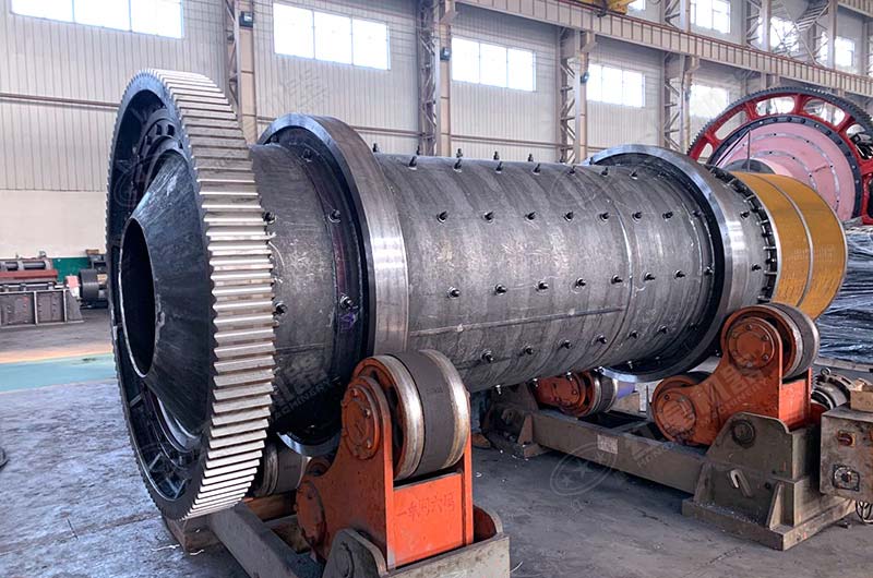 紅星節(jié)能球磨機(jī)生產(chǎn)車間實(shí)拍 紅星節(jié)能球磨機(jī)生產(chǎn)車間實(shí)拍