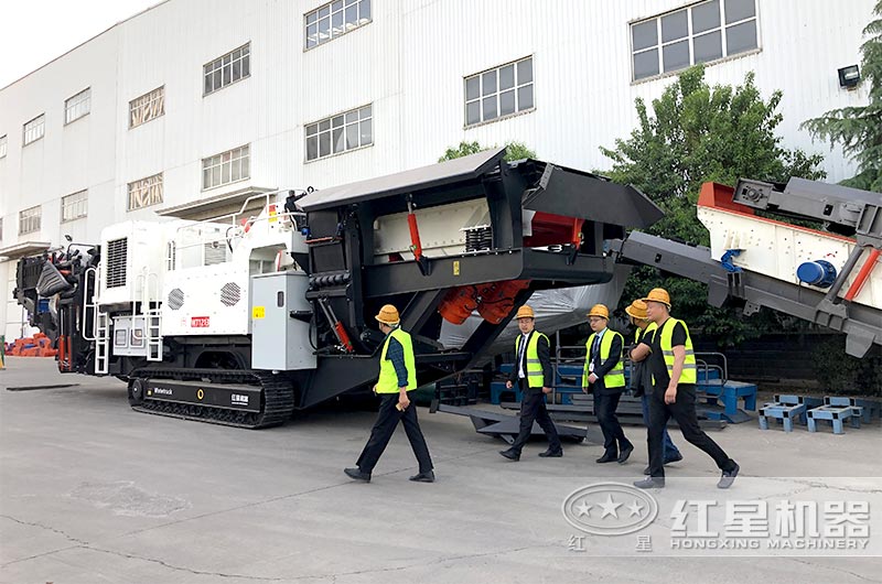 客戶來廠考察帶發(fā)電機移動式碎石機設(shè)備