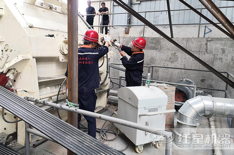 紅星機(jī)器人員上門(mén)為客戶調(diào)試生產(chǎn)線設(shè)備