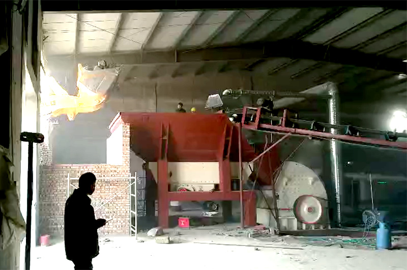 施工生產(chǎn)中的環(huán)錘式破碎機(jī) 施工生產(chǎn)中的環(huán)錘式破碎機(jī)