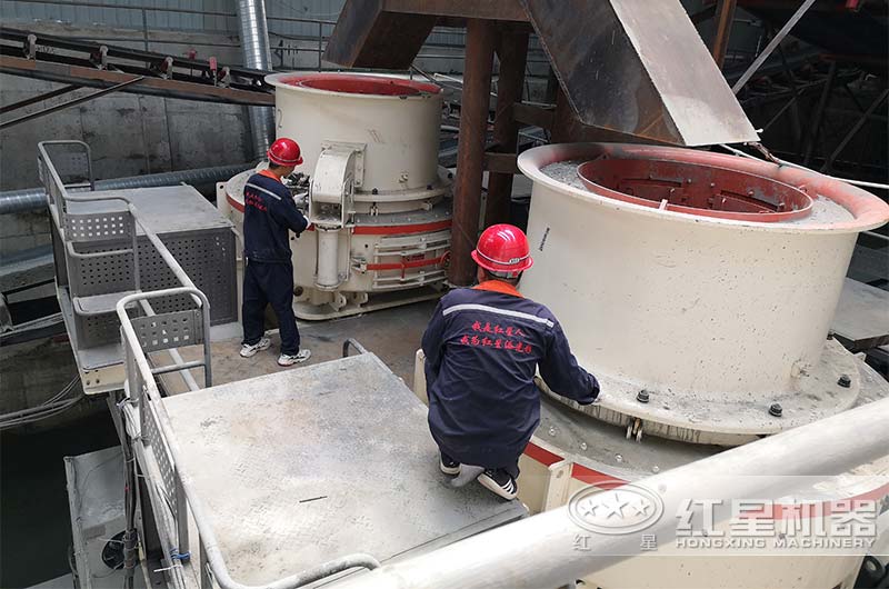 工作人員對制砂機進行運行調(diào)試前的檢查