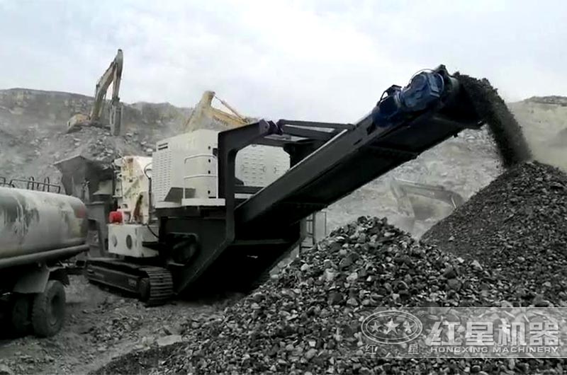 履帶移動反擊破加工石料現(xiàn)場