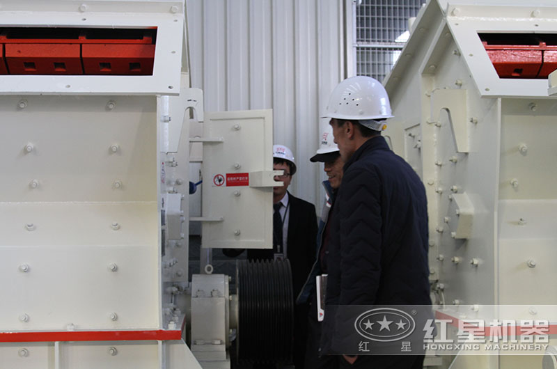 客戶來(lái)廠考察石灰石碎石設(shè)備