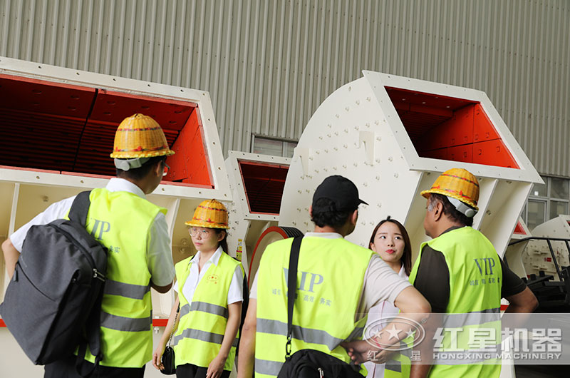 客戶來廠考察玻璃瓶破碎機(jī)設(shè)備