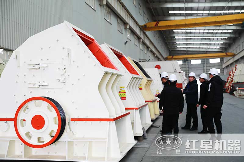 客戶參觀紅星重錘式破碎機(jī)車(chē)間