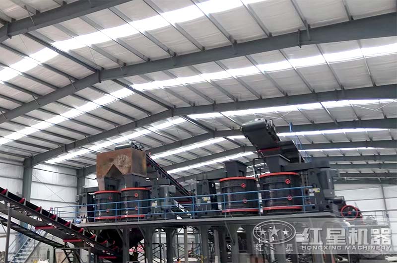 中型砂石廠使用復(fù)合式破碎機(jī)現(xiàn)場