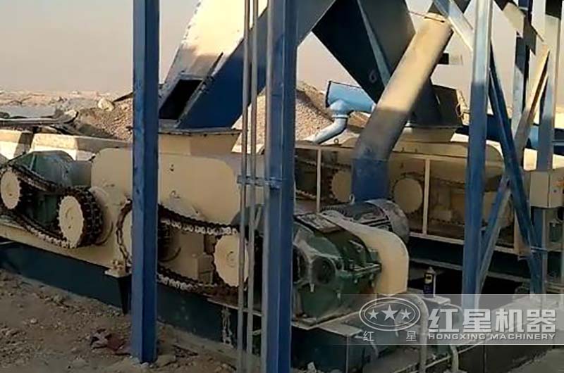 兩臺(tái)對輥破碎機(jī)碎矸石現(xiàn)場