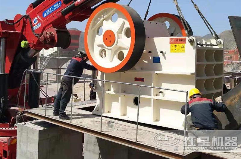大型鄂式破碎機(jī)現(xiàn)場