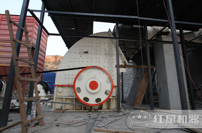 重錘式粉碎機作業(yè)現(xiàn)場