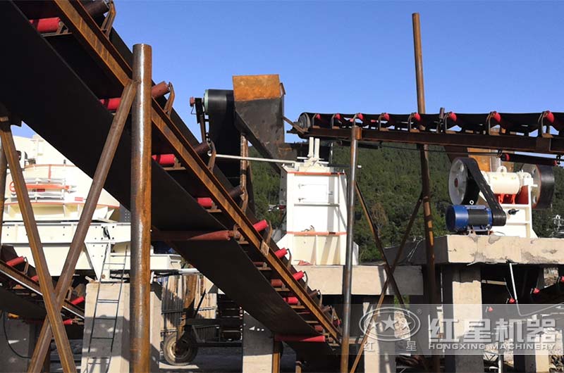 白云石破碎生產(chǎn)線現(xiàn)場(chǎng)