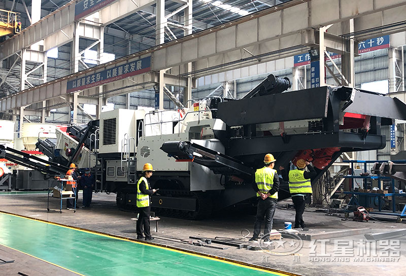 客戶參觀移動風化石制砂機設(shè)備