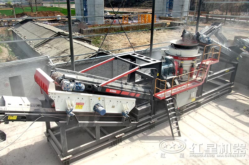 河南廠家生產(chǎn)的移動圓錐破用于高鐵建設(shè)現(xiàn)場