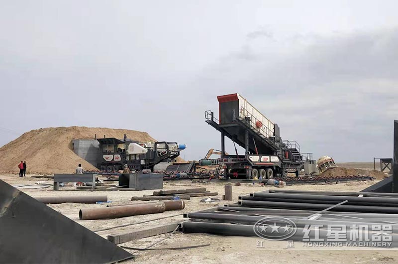 移動(dòng)式破碎機(jī)處理鐵礦石安裝現(xiàn)場(chǎng)