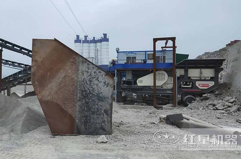 青石花崗巖流動制砂現(xiàn)場