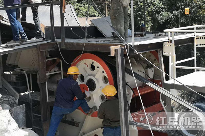 鄂式破碎機(jī)現(xiàn)場