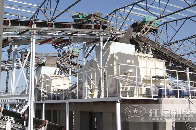 時產(chǎn)500噸石灰石破碎生產(chǎn)線現(xiàn)場