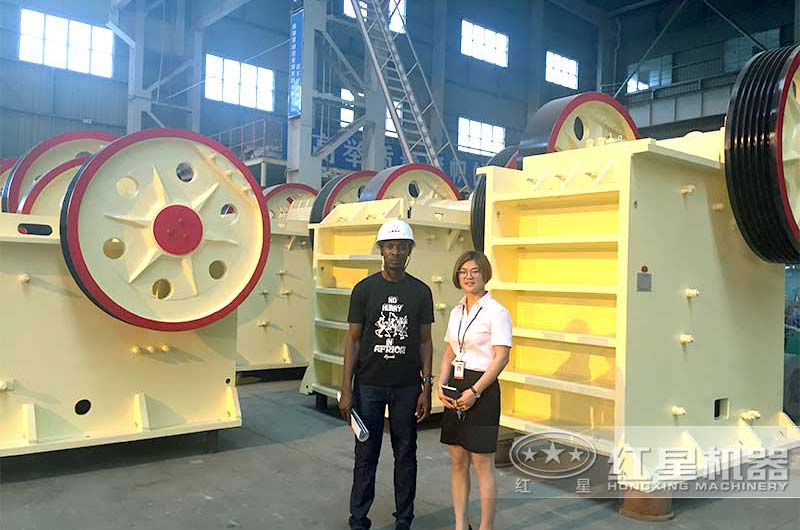 時(shí)產(chǎn)300多噸的大型顎式破碎機(jī)