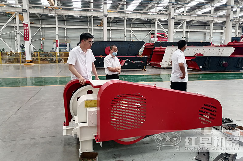 客戶考察對輥破碎機(jī)