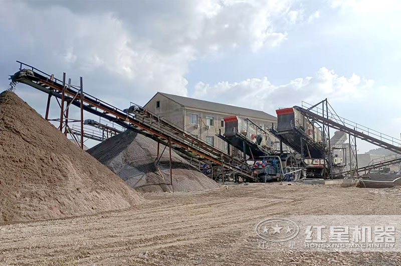 玄武巖移動(dòng)破碎機(jī)現(xiàn)場(chǎng)