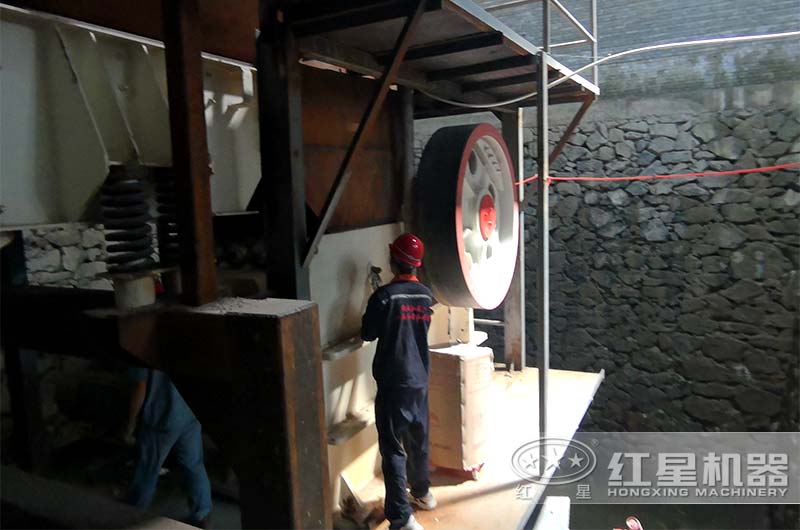 碎石機(jī)維護(hù)現(xiàn)場 碎石機(jī)維護(hù)現(xiàn)場