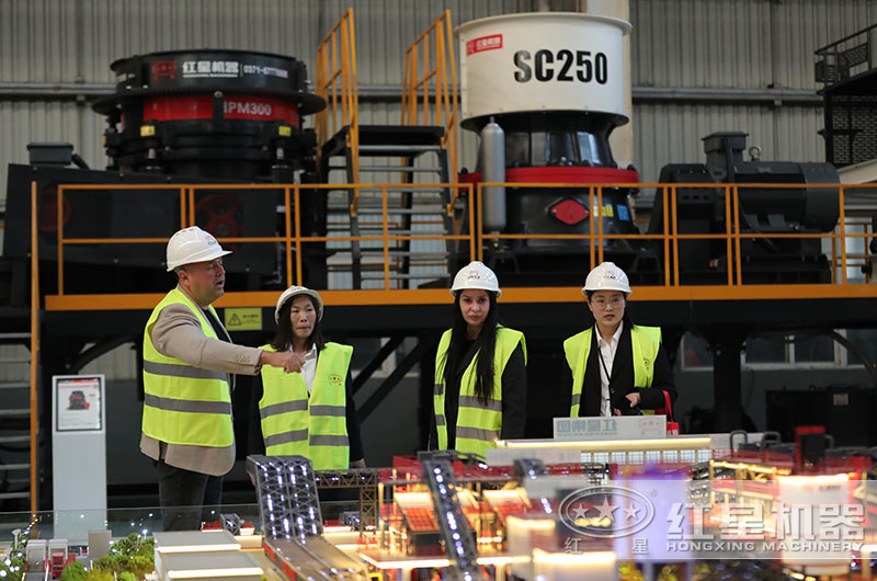 客戶來廠考察圓錐破碎機(jī)