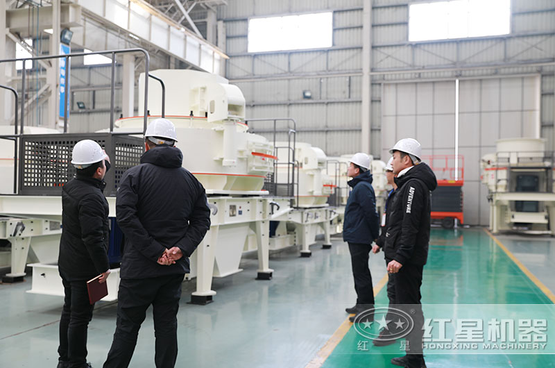 客戶來廠考察煤矸石破碎制砂設(shè)備 客戶來廠考察煤矸石破碎制砂設(shè)備