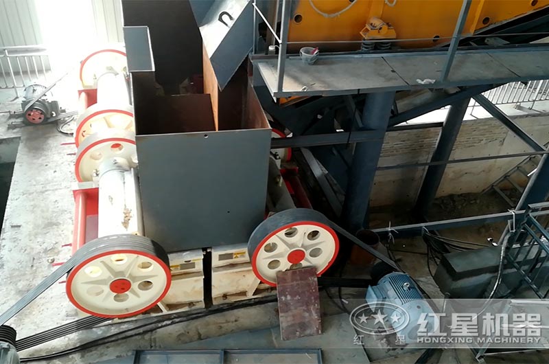 PE250*400顎式破碎機(jī)現(xiàn)場