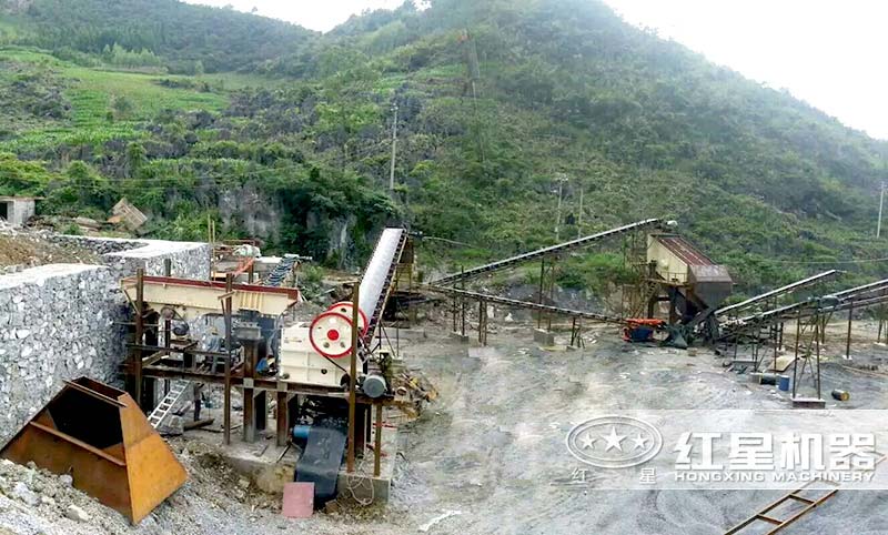 顎式破碎機(jī)和反擊式破碎機(jī)現(xiàn)場(chǎng)