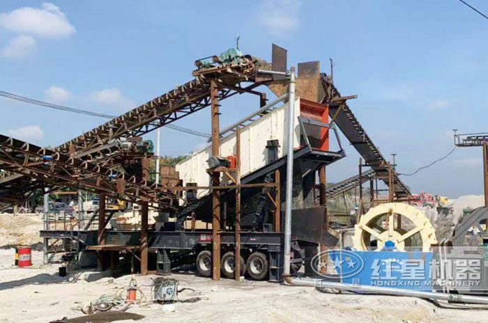 移動制砂碎石一體機生產(chǎn)現(xiàn)場