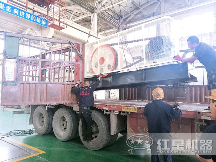 對(duì)輥式粉碎機(jī)裝車(chē)發(fā)貨