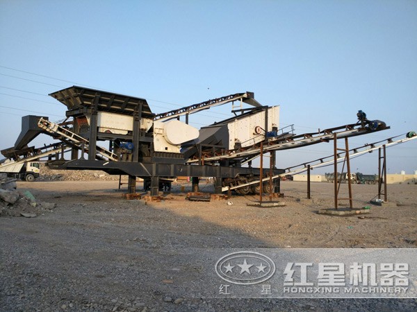 1100tph移動(dòng)式顎式破碎站現(xiàn)場(chǎng)圖 1100tph移動(dòng)式顎式破碎站現(xiàn)場(chǎng)圖