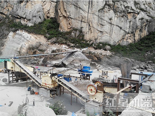 1100tph粗破機(jī)現(xiàn)場(chǎng)作業(yè)圖 1100tph粗破機(jī)現(xiàn)場(chǎng)作業(yè)圖