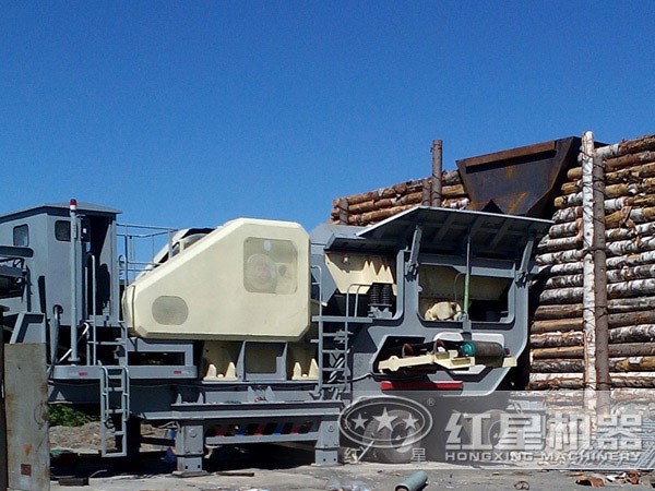 新款小型移動(dòng)式破碎機(jī)現(xiàn)場(chǎng)作業(yè)圖