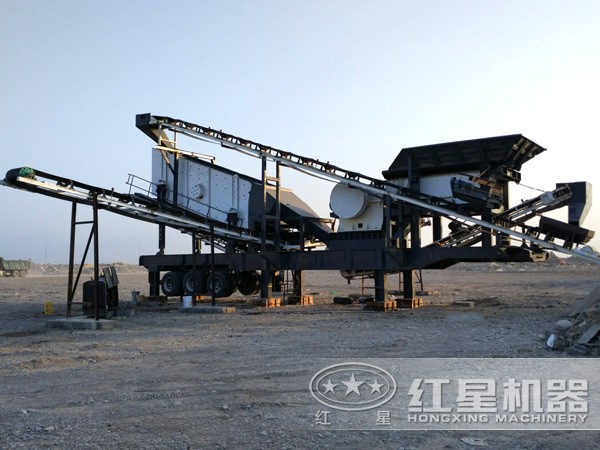 新款小型移動(dòng)式破碎機(jī)現(xiàn)場(chǎng)圖